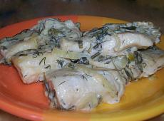 سمك مطهي مع الخضار في مقلاة