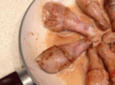 أرجل الدجاج المطبوخة أرجل الدجاج المطبوخة في مقلاة