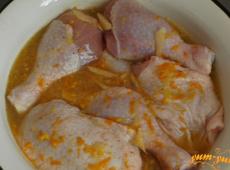 Coxas de frango ao molho de cebola Marinada com suco de laranja para coxas de frango